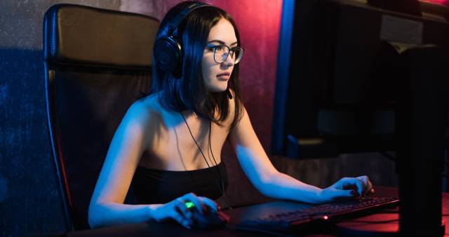 kobieta grająca na komputerze